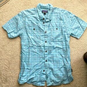 Men Patagonia button down short sleeve shirt size medium blue with stripes